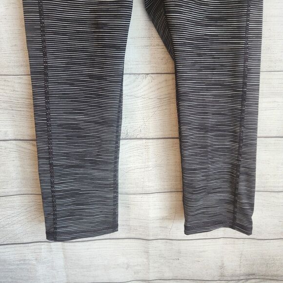 TEK GEAR WOMEN MID RISE FITNESS CAPRI SIZE SMALL GRAY COLOR STRETCH FABRIC - Picture 3 of 8